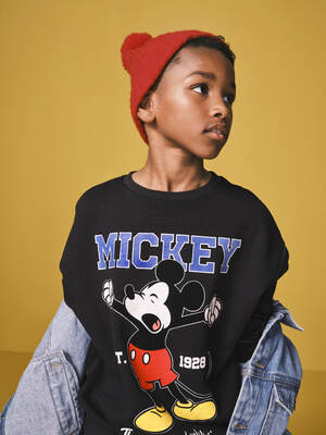 marksandspencer_SS23_Detska kolekce DISNEY_T87_7710C_mikina Mickey s vysokym podilem bavlny_6-16let_649Kc_model.jpg